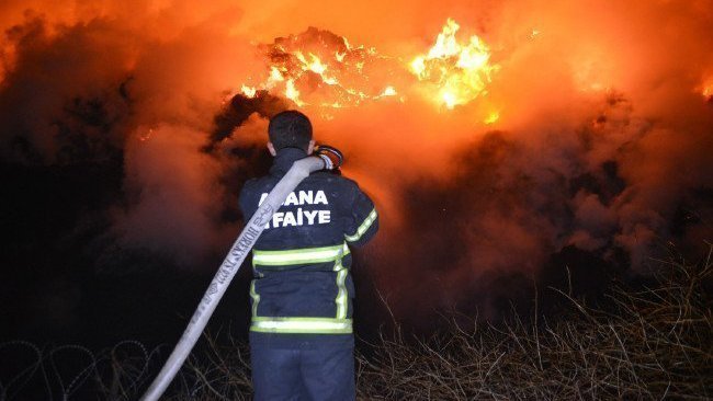 Kozan’da plastik fabrikasında yangın