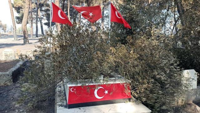 Yangın mezarlığı küle döndürdü, Yıldırım’ın kabri ve Türk bayraklarının zarar görmedi….