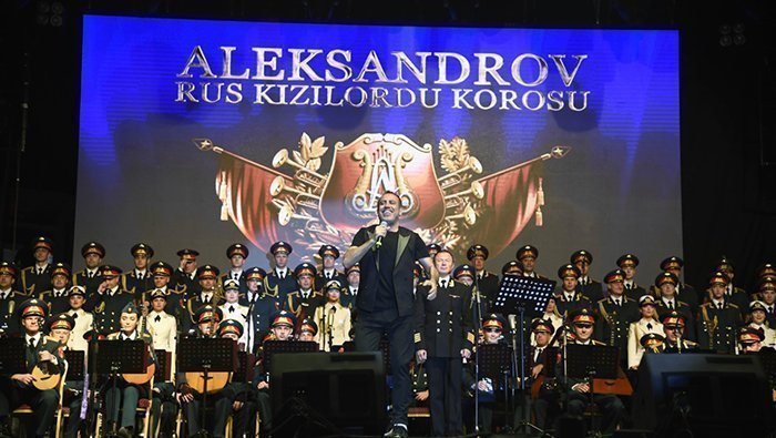 Rus Kızılordu Korosu ve Haluk Levent, konser verdi