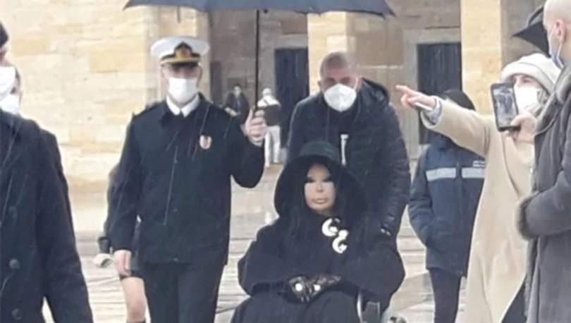 Bülent Ersoy’a şemsiye tutan subay görevden alındı