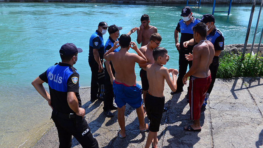Polis, sulama kanallarında yüzen çocuk ve gençleri havuzla buluşturdu