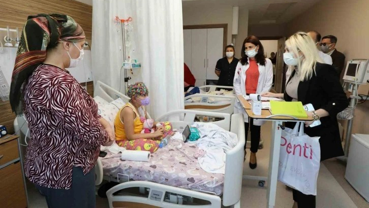 Sağlık çalışanları deprem şokuyla koştukları hastanede günlerdir görev başında