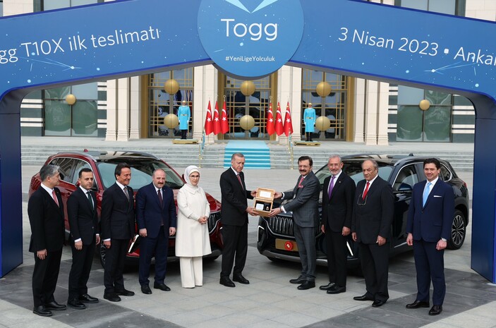 Külliye’ye çekilen Togg’lar Cumhurbaşkanı Erdoğan’a teslim edildi