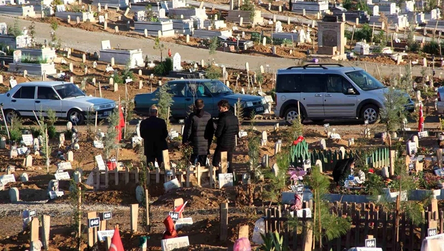 Depremzedeler bayramda mezarlıklara akın etti