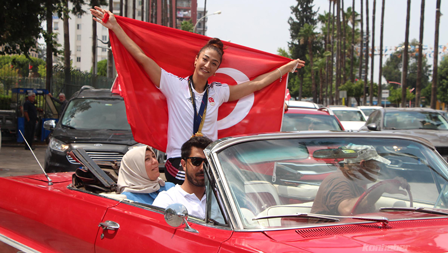 Dünya Şampiyonu Nafia Kuş, Üstü Açık Otomobille Adana’da Tur Attı