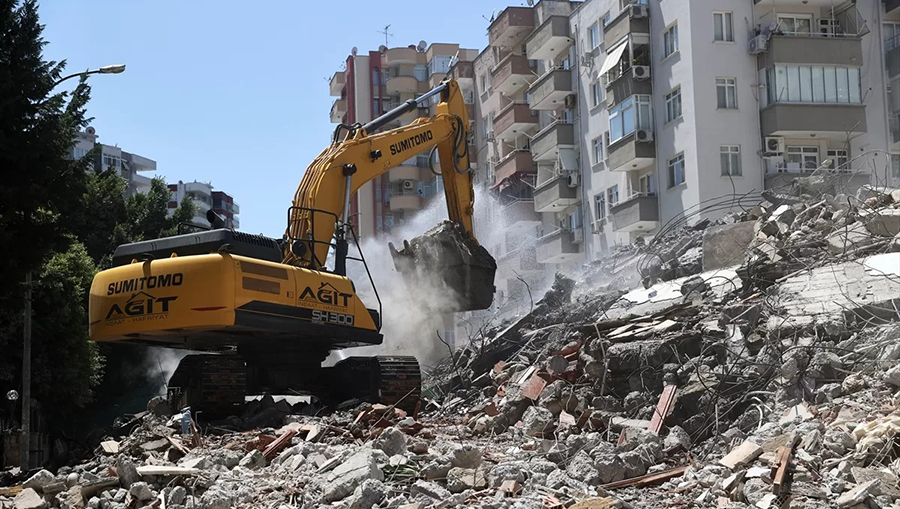 Adana’da Depremde Hasar Alan Bina Kontrollü Yıkım Sırasında Devrildi