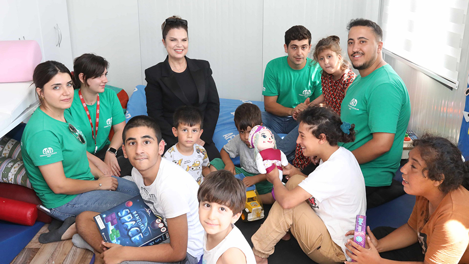 Prof. Dr. Tuncel, Deprem Çocuklarını Konteynerda Ziyaret Etti