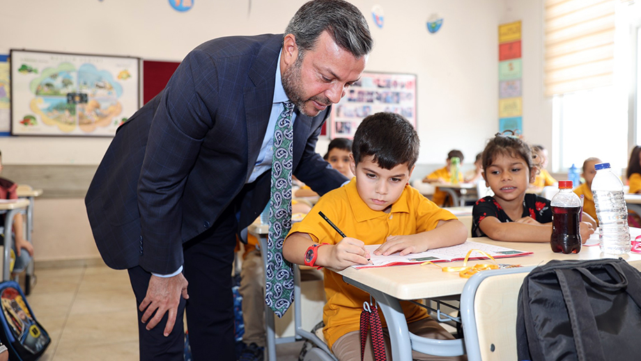 Başkan Kocaispir Okulun İlk Günü Öğrencileri Yalnız Bırakmadı