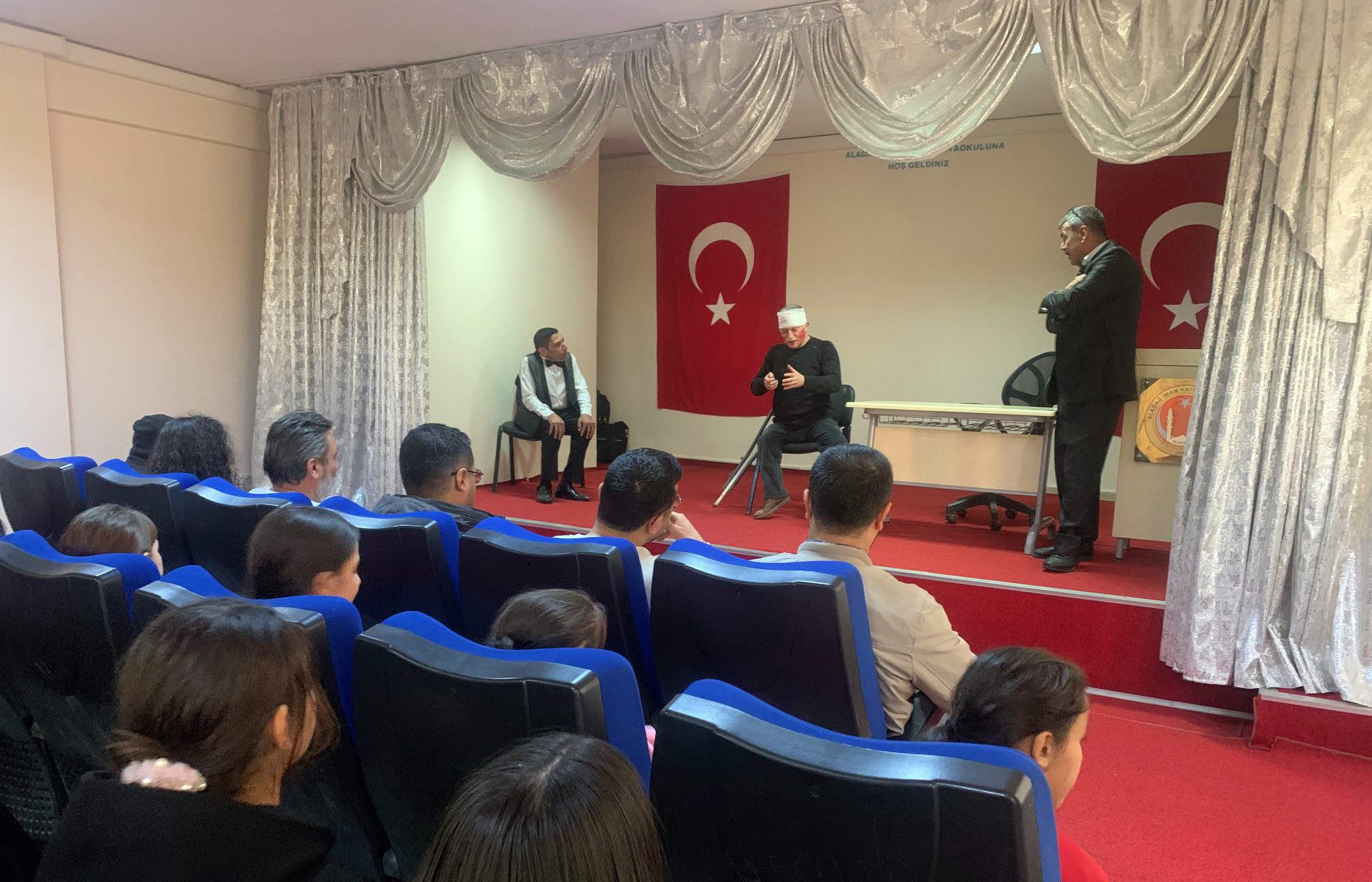 Adana’da öğrencilere tiyatro etkinliği düzenlendi