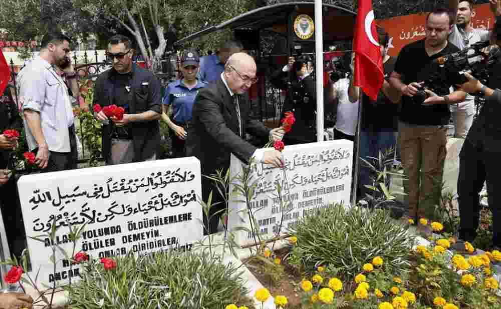 Vali Köşger Şehitliği Ziyaret Etti