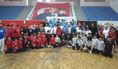Elazığlı güreşçilerden Bingöl’de madalya yağmuru
