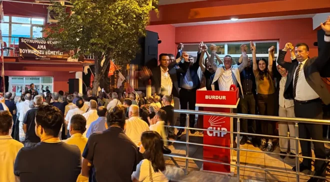 CHP Burdur'da fesih krizi: İl başkanlığı önünde karara tepki