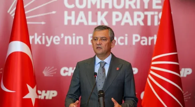 Özgür Özel ve 90 milletvekili CHP'den ayrılarak Yeni Parti'ye katıldı