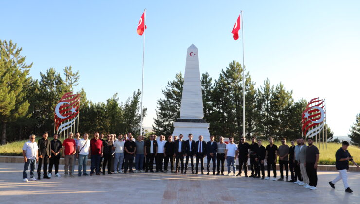 Sivas’ta “çerçeve yasa” tepkisi: Şehitliklere karanfil bıraktılar